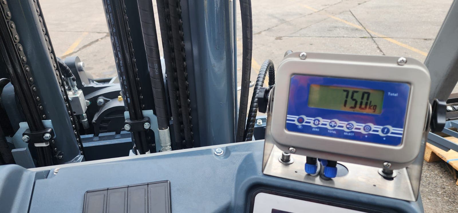In-cab display of a forklift weighing system