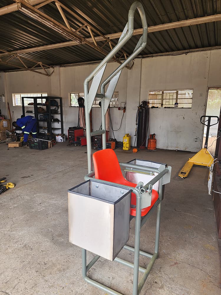 Man cage on a forklift mast